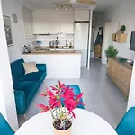 Апартаменты Modern 2 Bedroom With Lovely Rooftop Terrace *