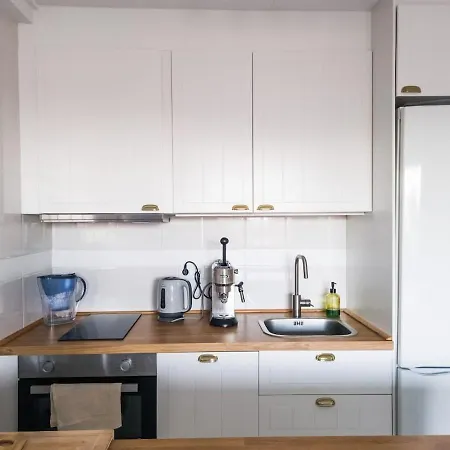 Modern 2 Bedroom With Lovely Rooftop Terrace *